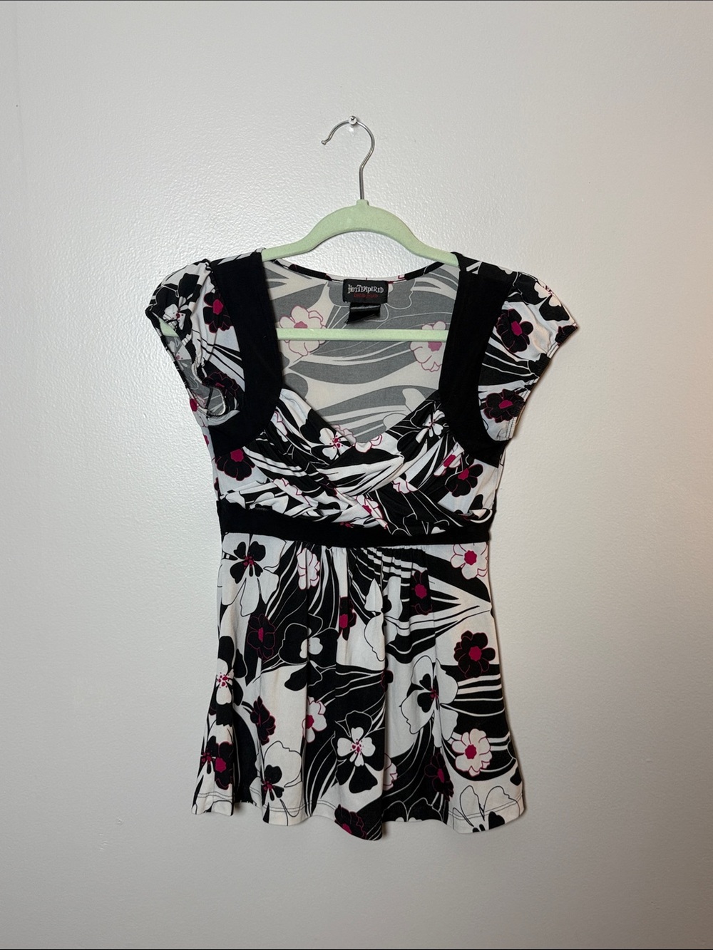 Hot Tempered White & Black Floral Empire-Waist Top with Pink Accents Small
